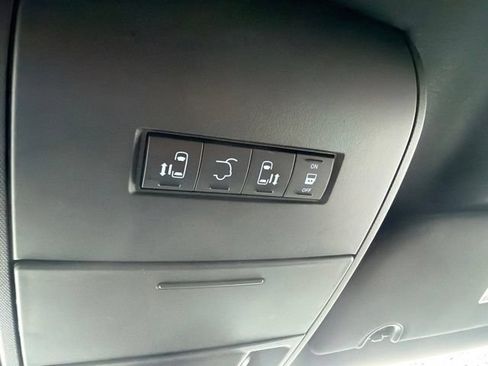 Used 2019 Dodge Grand Caravan SXT w/ Driver Convenience Group FWD image 16