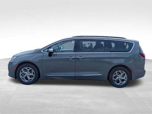 Used 2023 Chrysler Pacifica Limited FWD image 4