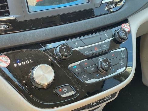 Used 2023 Chrysler Voyager LX image 22