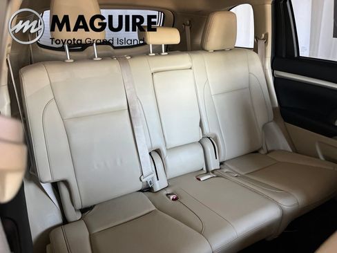 Used 2019 Toyota Highlander XLE AWD/4WD image 35
