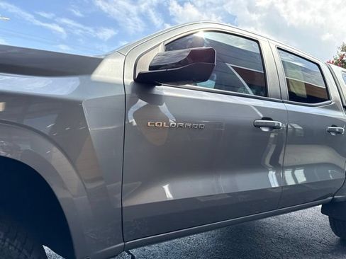 Used 2025 Chevrolet Colorado Z71 w/ Technology Package AWD/4WD image 6