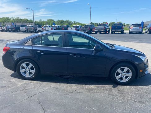 Used 2016 Chevrolet Cruze LT w/ Technology Package FWD image 4