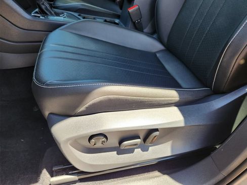 Certified 2022 Volkswagen Tiguan SE R-Line FWD image 20