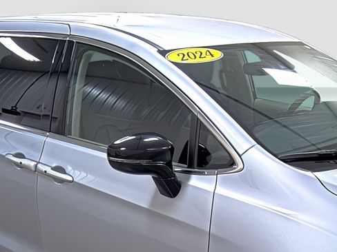 Used 2024 Chrysler Pacifica Touring-L image 15