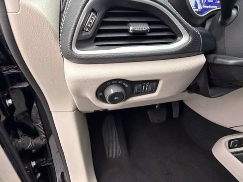 Used 2024 Chrysler Pacifica Limited FWD image 29