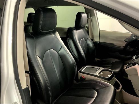 Used 2023 Chrysler Pacifica Touring-L FWD image 7