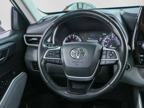 Used 2024 Toyota Highlander XLE FWD image 12