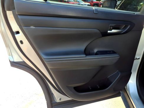 Used 2023 Toyota Highlander XSE FWD image 14