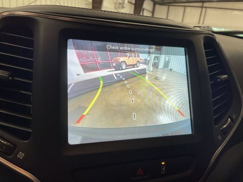 Used 2022 Jeep Cherokee Latitude Lux w/ Sun & Sound Group FWD image 19