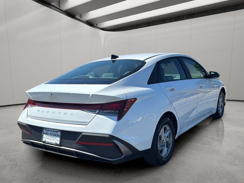 Certified 2025 Hyundai Elantra SE FWD image 5