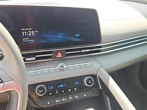 Used 2023 Hyundai Elantra SEL w/ Convenience Package FWD image 18