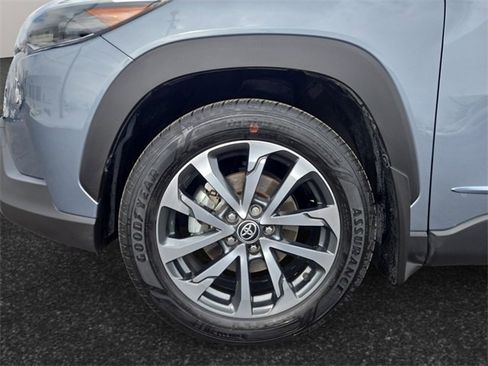 Used 2023 Toyota Corolla Cross XLE image 4