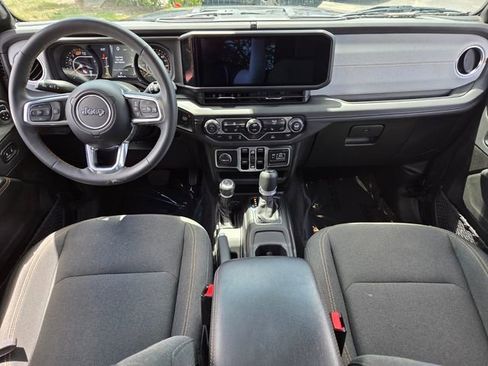 Used 2025 Jeep Wrangler Unlimited Sahara AWD/4WD image 13