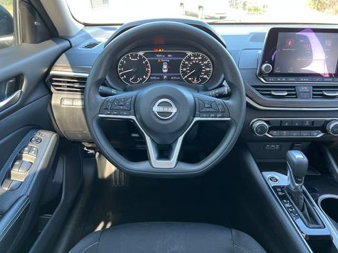 Used 2024 Nissan Altima 2.5 SV FWD image 12