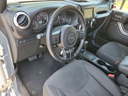 Used 2015 Jeep Wrangler Unlimited Rubicon w/ Connectivity Group AWD/4WD image 11
