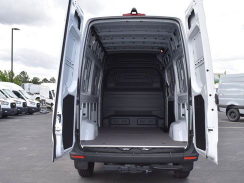 Used 2024 Mercedes-Benz Sprinter 2500 image 7