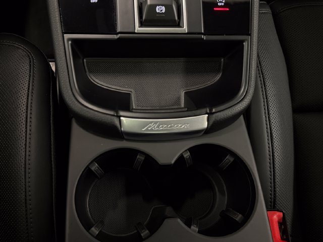 Certified 2024 Porsche Macan AWD/4WD image 22