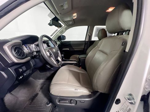 Used 2022 Toyota Tacoma SR5 w/ Technology Package image 14