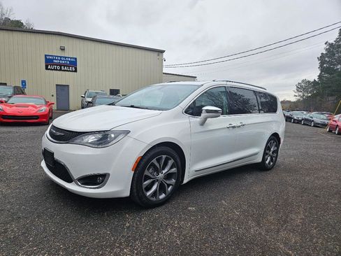Used 2017 Chrysler Pacifica Limited image 1