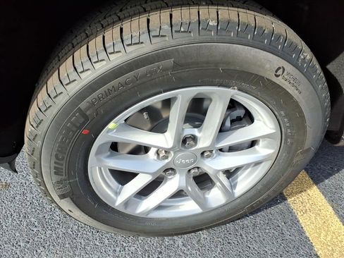 New 2025 Jeep Grand Cherokee L Laredo image 9