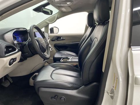 Used 2023 Chrysler Pacifica Touring-L image 14