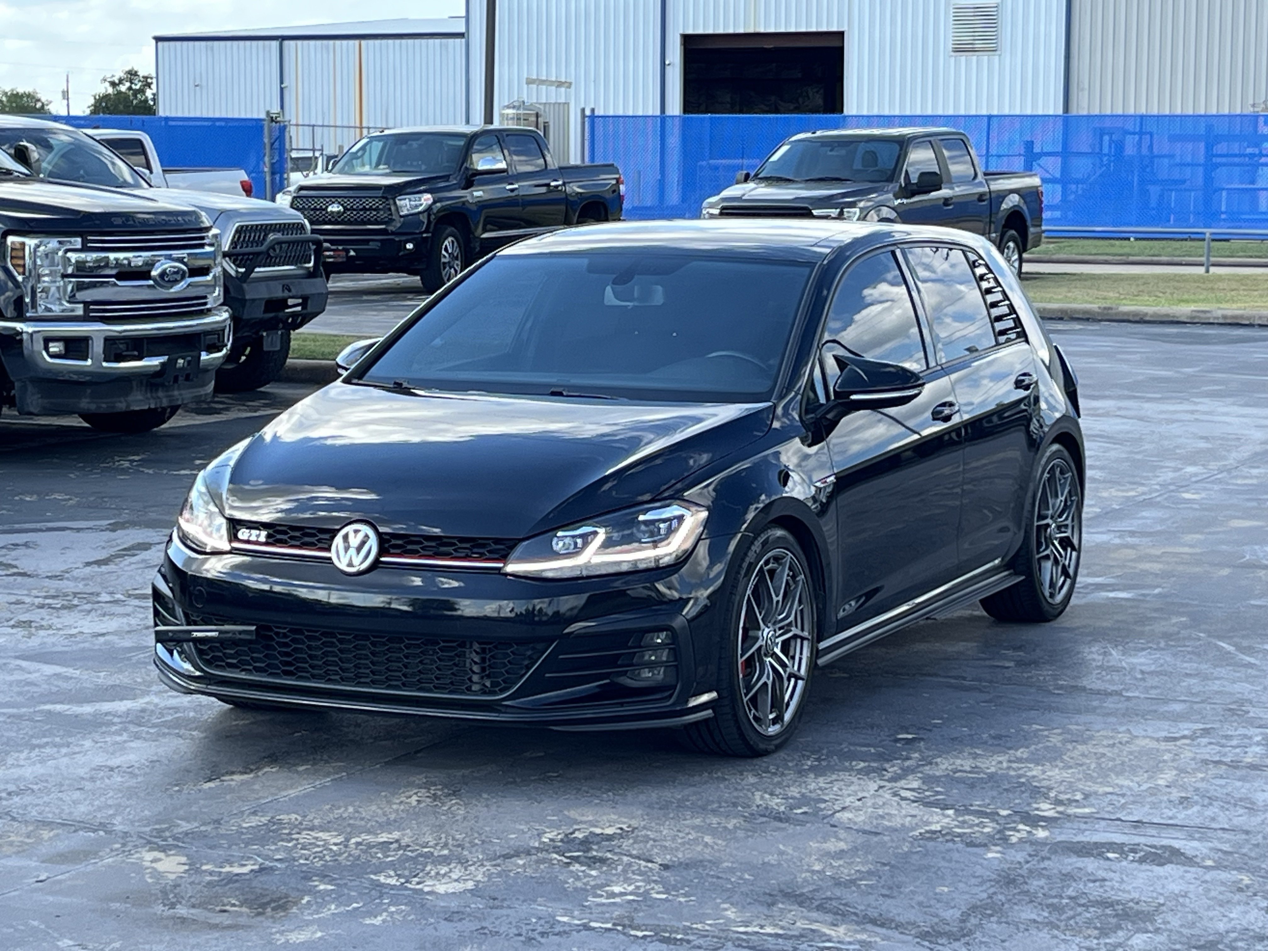 Used 2018 Volkswagen GTI SE FWD image 3