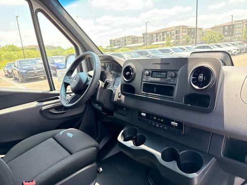 Used 2025 Mercedes-Benz Sprinter 2500 image 21