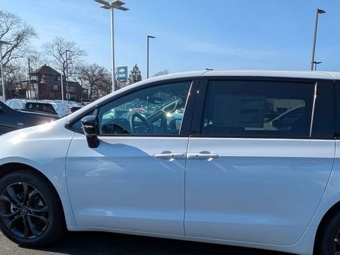 New 2026 Chrysler Pacifica Select FWD image 8