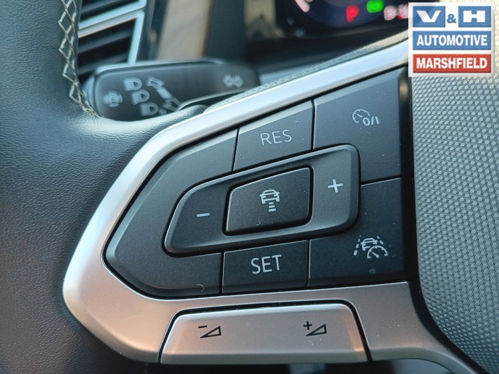 Used 2025 Volkswagen Atlas SE AWD/4WD image 12