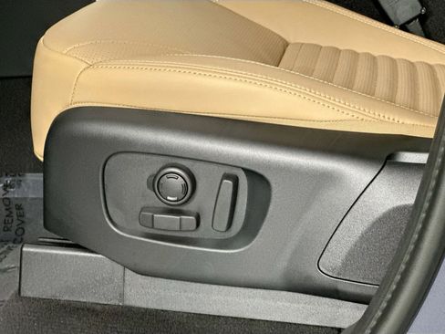 Used 2025 Land Rover Discovery Dynamic SE image 18