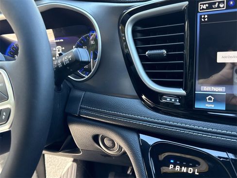 New 2026 Chrysler Pacifica Select image 24