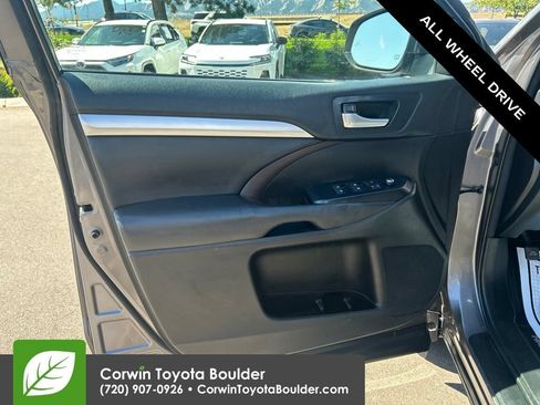 Used 2017 Toyota Highlander XLE w/ Carpet Mat Package AWD/4WD image 21
