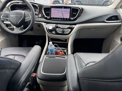 Used 2023 Chrysler Pacifica Limited FWD image 7