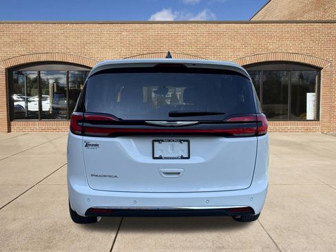 Used 2023 Chrysler Pacifica Touring-L FWD image 4