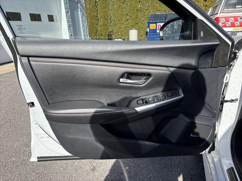 Used 2025 Nissan Sentra SR w/ SR Premium Package image 18