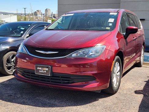 Used 2017 Chrysler Pacifica Touring w/ Tire & Wheel Group FWD image 17