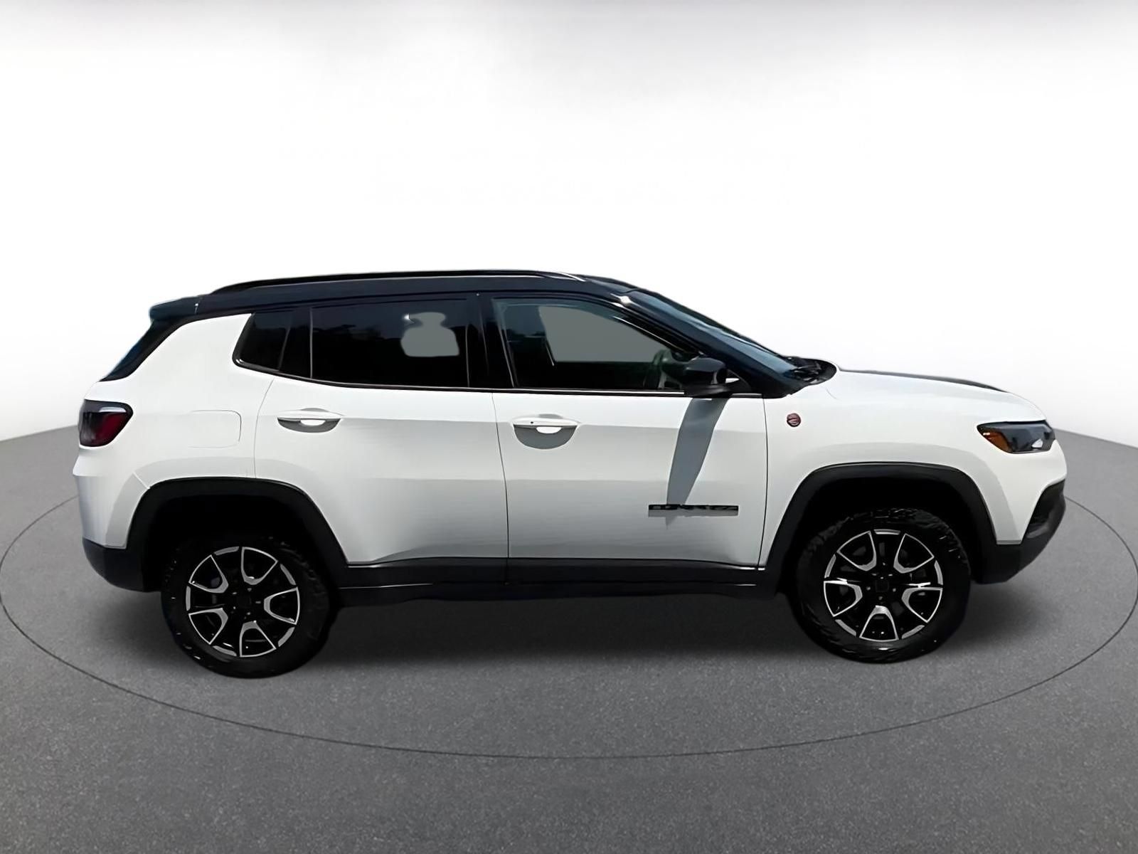 Used 2025 Jeep Compass Trailhawk AWD/4WD image 15