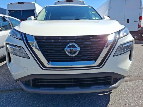 Used 2021 Nissan Rogue SV image 2