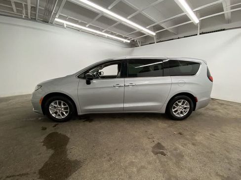 Used 2024 Chrysler Pacifica Touring-L FWD image 3