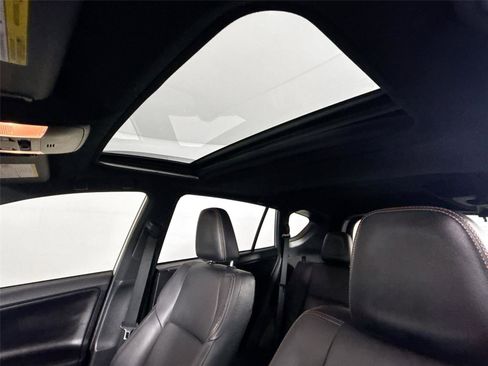 Used 2018 Toyota RAV4 SE image 23