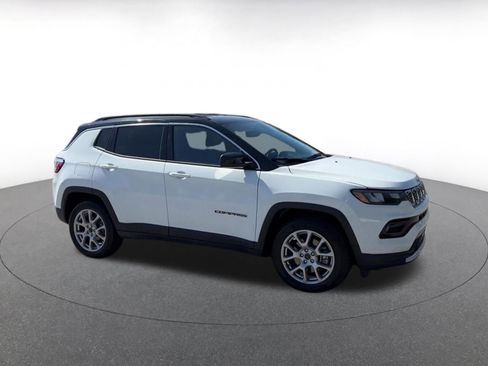 Used 2025 Jeep Compass Limited AWD/4WD image 2