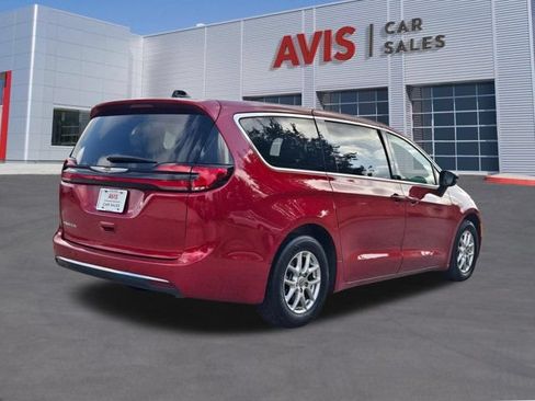 Used 2025 Chrysler Pacifica Select FWD image 6