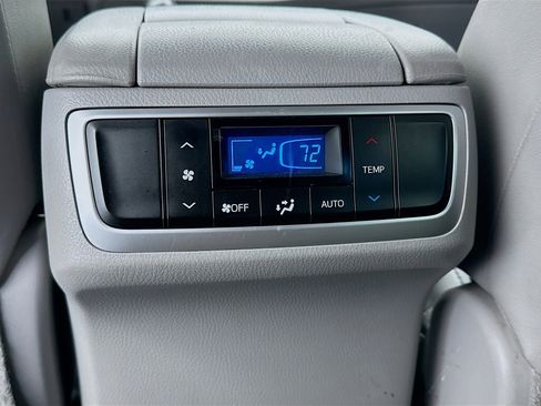 Used 2017 Toyota Highlander XLE w/ Carpet Mat Package image 18