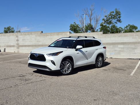Used 2021 Toyota Highlander Platinum AWD/4WD image 1