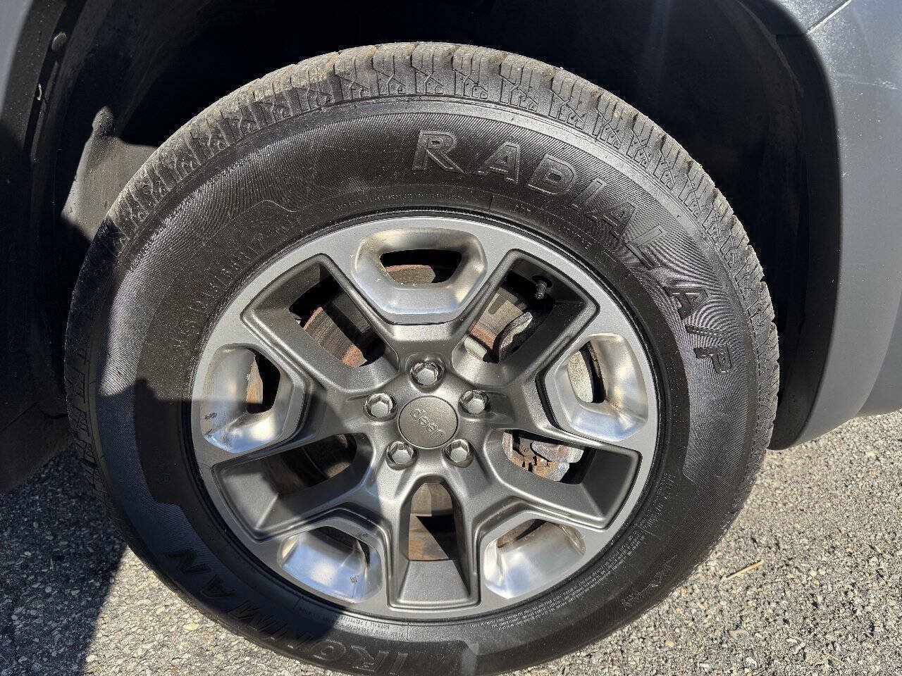 Used 2019 Jeep Cherokee Trailhawk w/ Comfort/Convenience Group AWD/4WD image 13