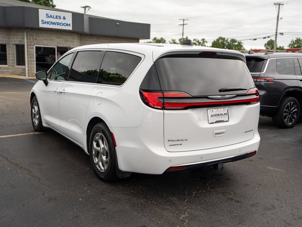 Used 2024 Chrysler Pacifica Limited w/ Trailer Tow Group FWD image 7