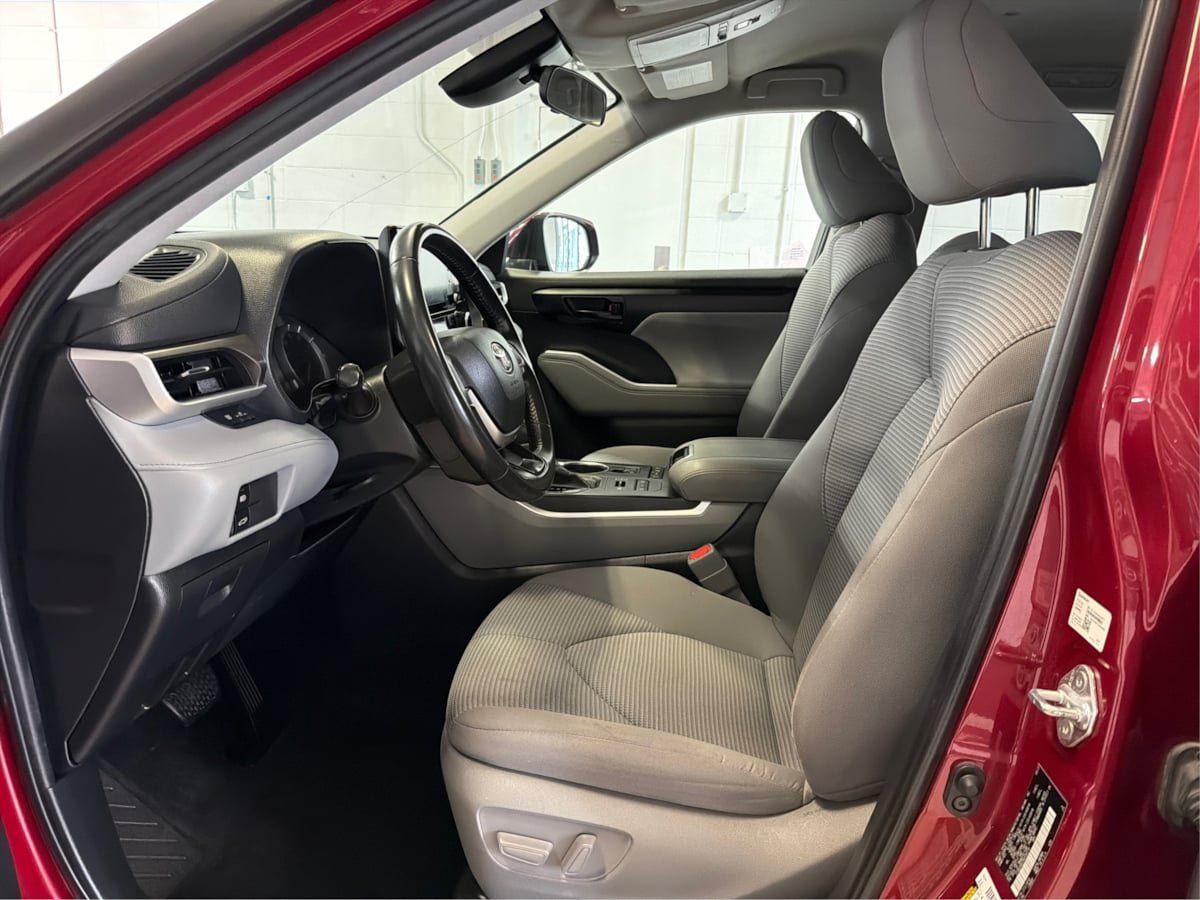 Used 2022 Toyota Highlander LE AWD/4WD image 9