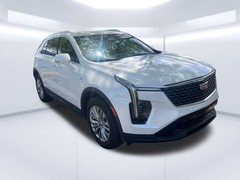 Used 2025 Cadillac XT4 Premium Luxury image 1