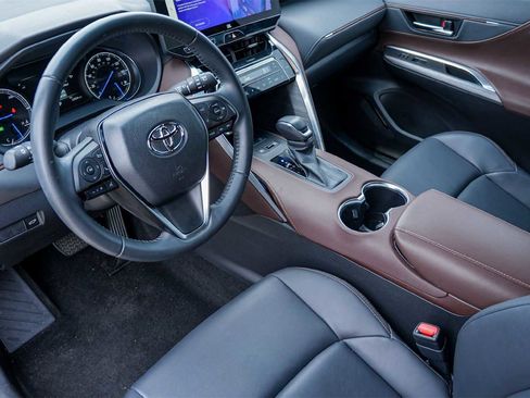 Used 2024 Toyota Venza XLE image 2