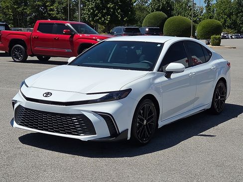 Used 2025 Toyota Camry SE w/ Convenience Package FWD image 2